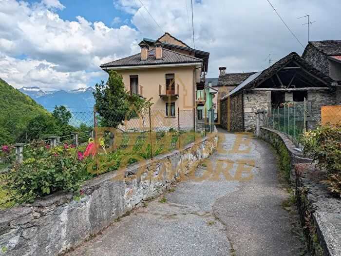 Casa con 8 locali in vendita in Frazione Croppo, Montescheno