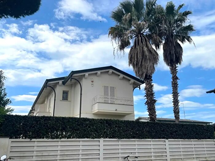 Casa con 5 locali in vendita in Montignoso
