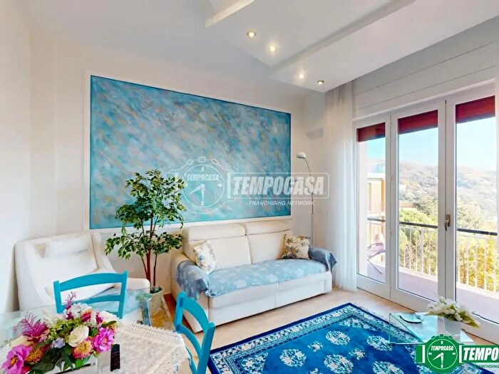 Appartamento trilocale in vendita in Via Pianelloni, Lerici