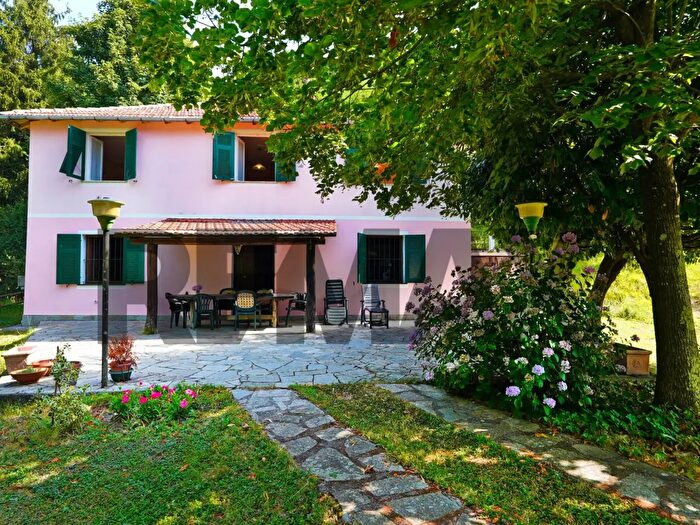 Casa con 9 locali in vendita in Via Andrea Gallino, Mignanego