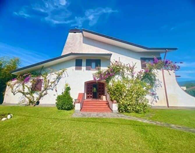 Casa con 6 locali in affitto in Forte Dei Marmi