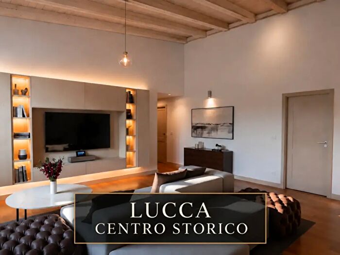 Appartamento con 8 locali in vendita in Lucca