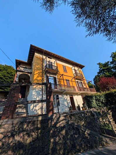 Appartamento quadrilocale in vendita in Via per Boarezzo, Valganna