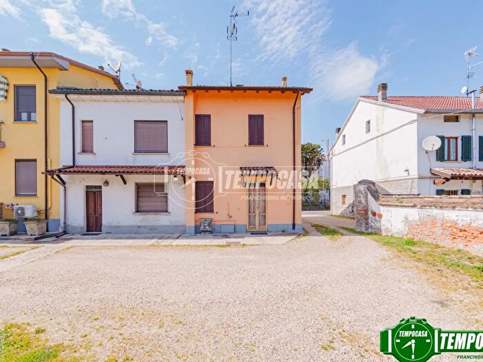 Casa quadrilocale in vendita in Via Lungargine, Bastida Pancarana