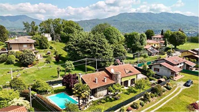 Casa con 6 locali in vendita in Via Papa Paolo VI, Bardello con Malgesso e Bregano