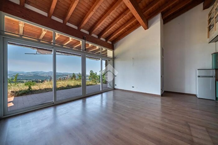 Casa con 6 locali in vendita in Via Trinità, Canossa