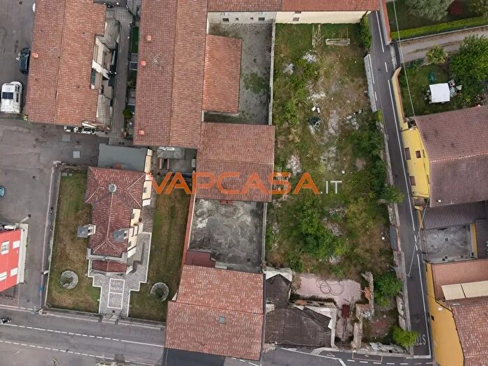 Casa con 9 locali in vendita in Via Umberto I, Palosco