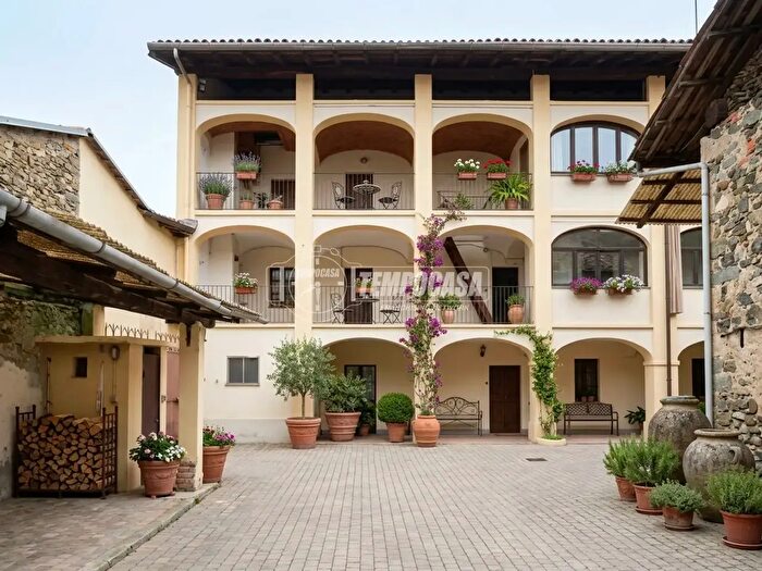 Casa con 15 locali in vendita in Montalto Dora