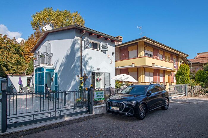 Casa quadrilocale in vendita in Viale Fratelli Caboto, Cesenatico