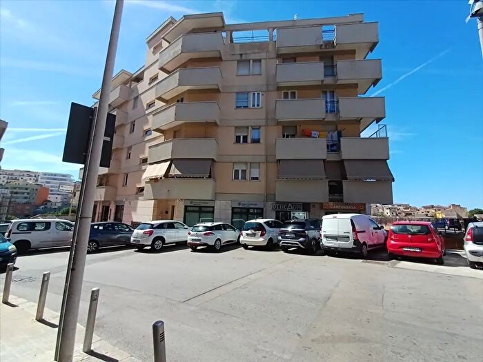 Appartamento con 6 locali in vendita in Via Sorso, Sassari