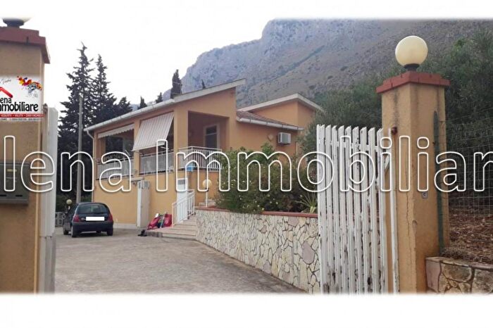 Casa con 7 locali in vendita in Alcamo