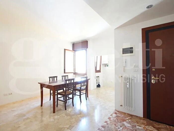 Appartamento con 5 locali in vendita in Via Tevere, Venezia