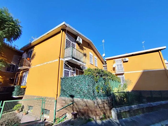 Appartamento trilocale in vendita in Via Montesilvano, Roma