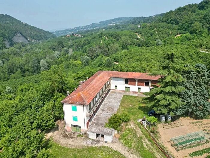 Casa con 16 locali in vendita in Cravanzana