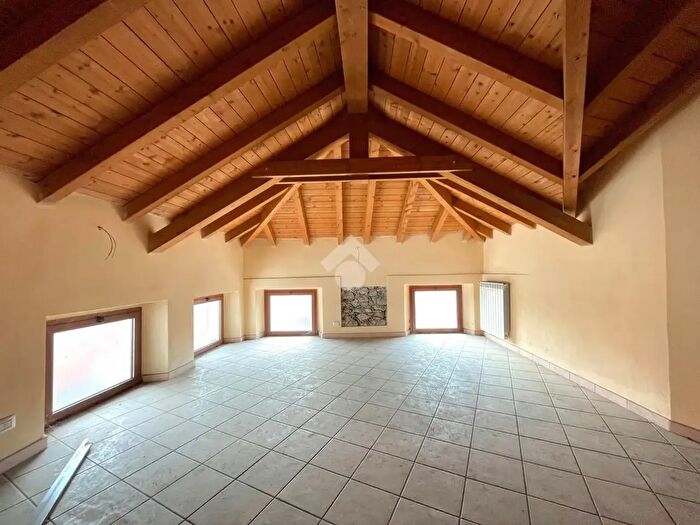 Appartamento trilocale in vendita in Via De Gregori, Pogno