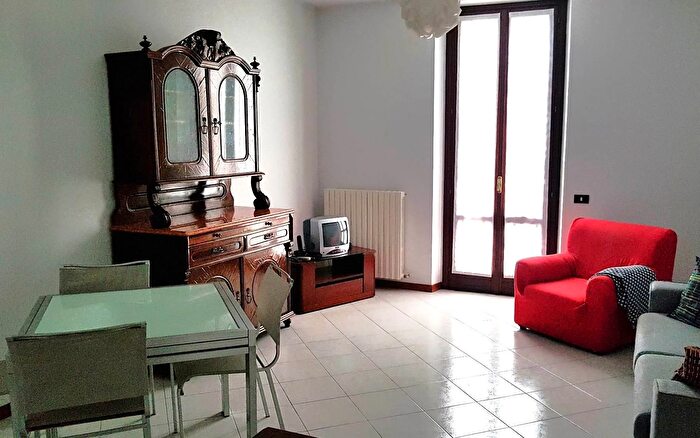 Appartamento trilocale in affitto in Milano Lotto Novara S Siro Via Bernabò Visconti, Milano