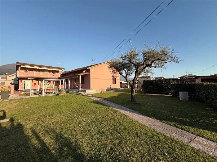 Casa con 12 locali in vendita in Massa