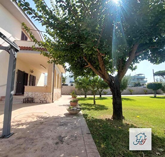 Casa con 8 locali in vendita in Via Passo Porretta, Nettuno