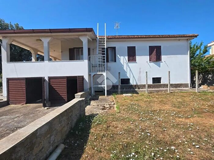 Casa quadrilocale in vendita in Via dei Gelsomini, Pomezia