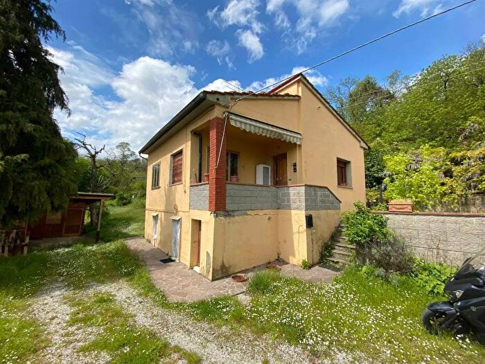 Casa con 6 locali in vendita in Pistoia