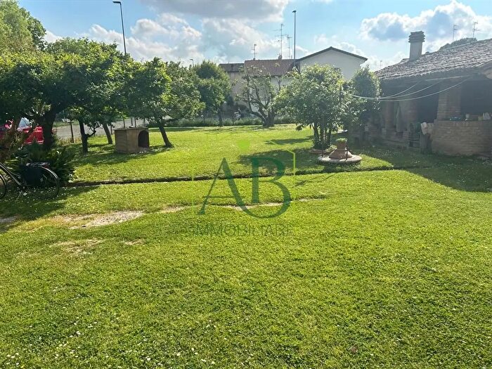 Casa con 10 locali in vendita in Russi