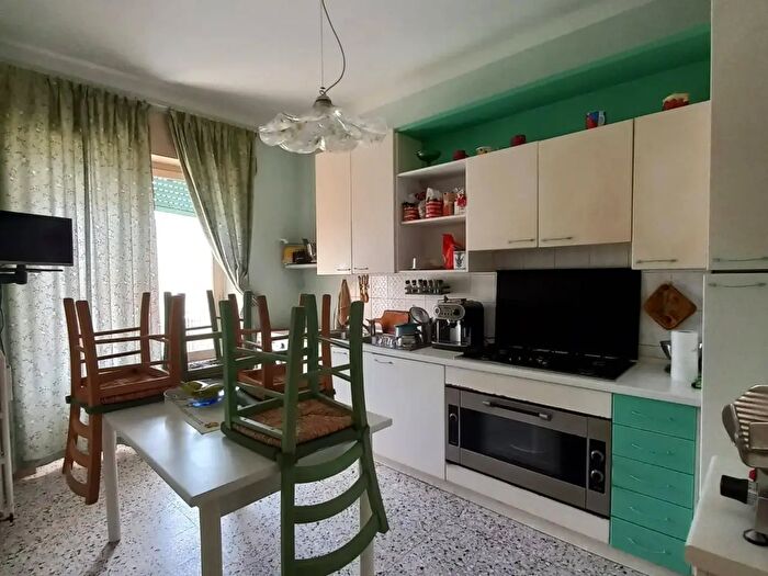 Appartamento quadrilocale in vendita in Piazza Mario Cifala, Montottone