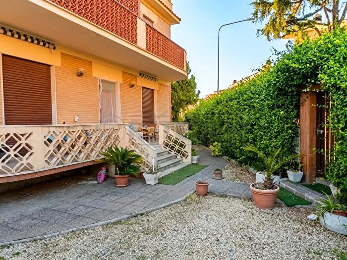 Casa con 8 locali in vendita in Via Nervi, Ladispoli