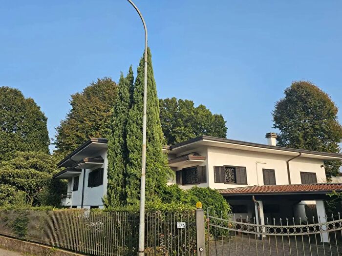 Casa con 14 locali in vendita in Via Monviso, Camparada