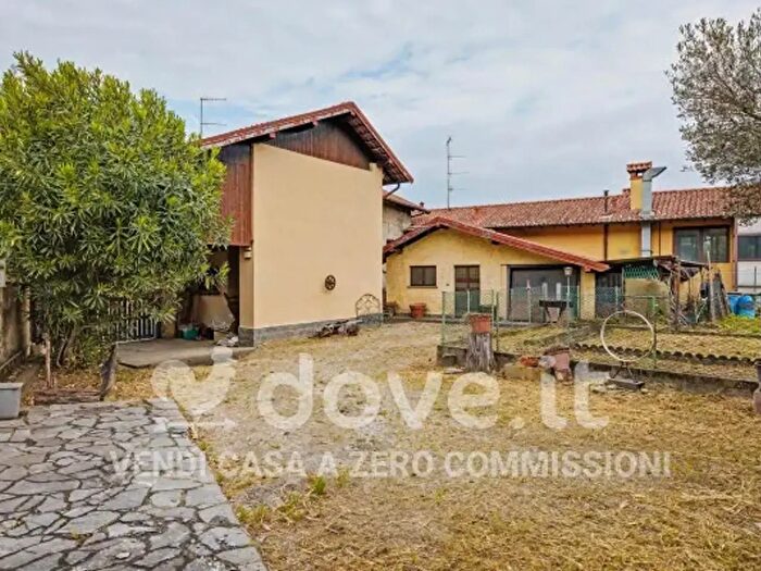 Casa quadrilocale in vendita in Piazza Matteotti, Angera