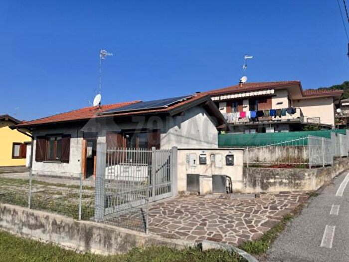 Casa bilocale in vendita in Via Genova, Mercallo