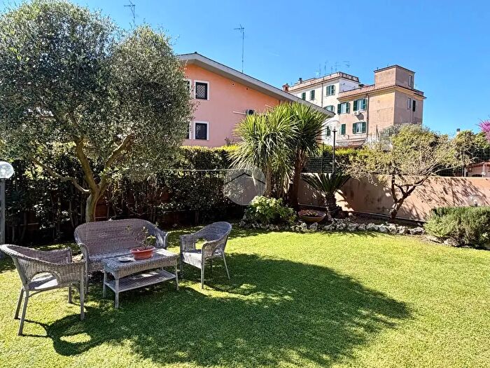 Appartamento trilocale in vendita in Vicolo Clementi, Roma