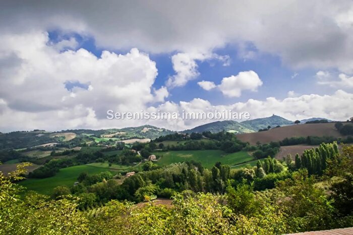 Casa con 9 locali in vendita in Montefelcino