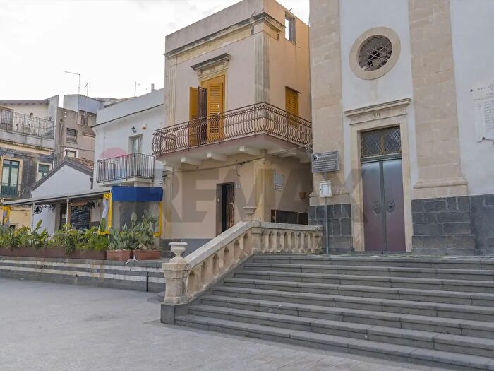 Casa quadrilocale in vendita in Via Provinciale, Aci Castello