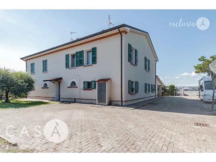 Casa con 6 locali in vendita in Via Popilia, Rimini