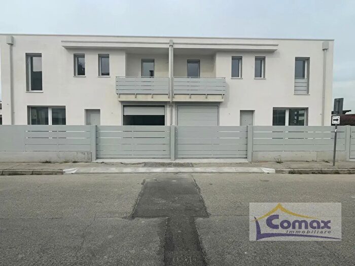 Casa quadrilocale in vendita in Via Roma, Rubano