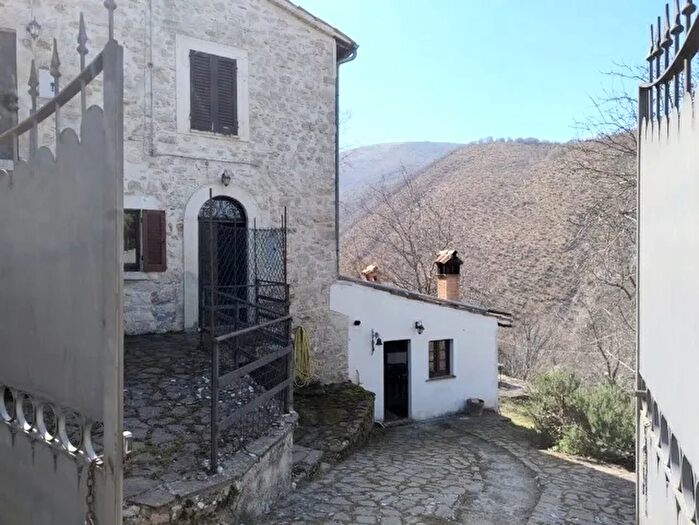 Casa con 10 locali in vendita in Comune di Preci, Preci