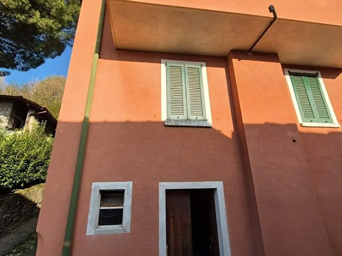 Casa quadrilocale in vendita in Faggeto Lario