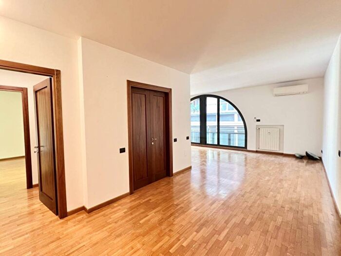 Appartamento con 5 locali in affitto in Via San Simpliciano, Lanza, Milano