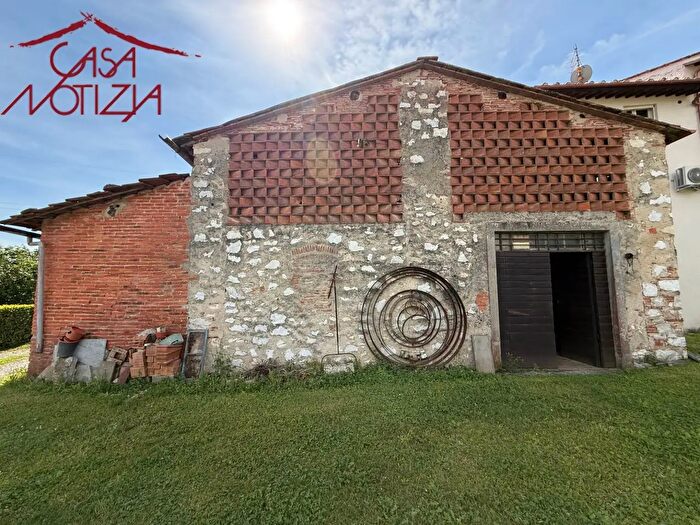 Appartamento quadrilocale in vendita in Via di Ville Altieri, Lucca