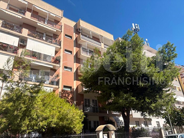 Appartamento con 5 locali in affitto in Via Siponto, Bari