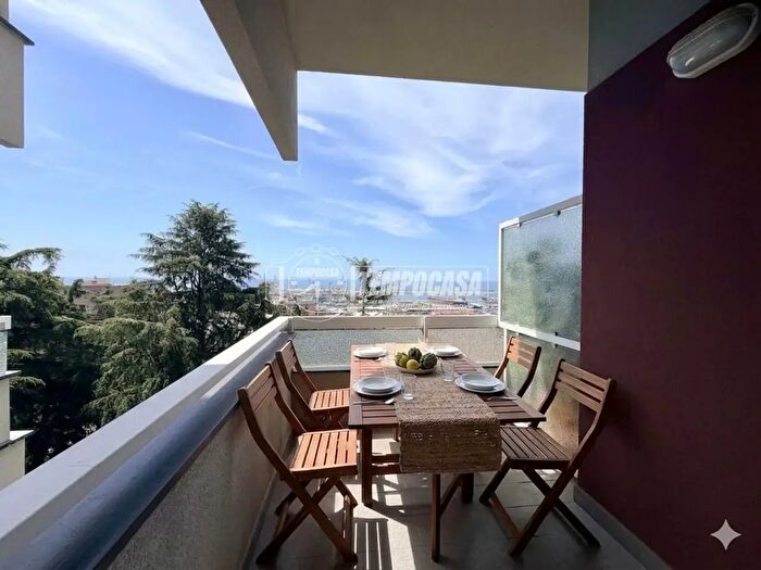 Appartamento quadrilocale in vendita in Via Rollino, Genova