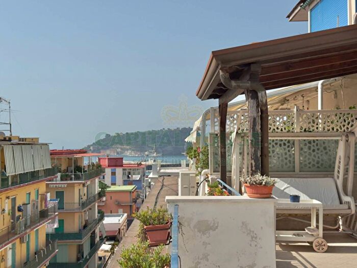 Appartamento trilocale in affitto in Via Caio Asinio Pollione, Bagnoli, Napoli