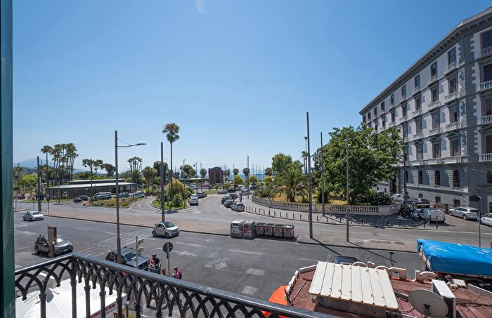 Appartamento con 5 locali in vendita in Riviera di Chiaia, Napoli