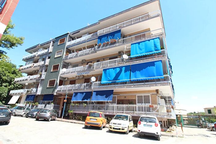 Appartamento con 5 locali in vendita in Via Ponti Rossi, Napoli