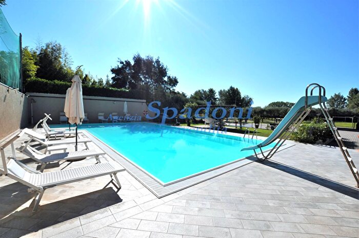 Casa con 10 locali in vendita in Montecarlo