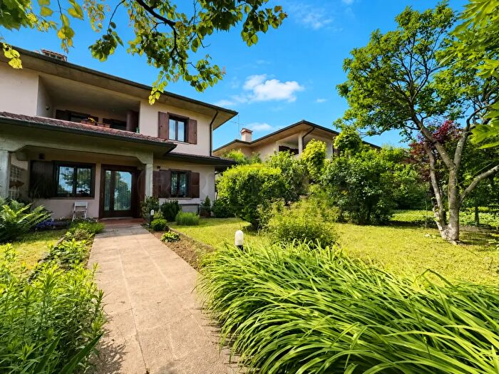 Casa con 8 locali in vendita in Quinto Vicentino