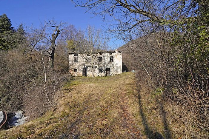 Casa trilocale in vendita in Via Valvestino, Gargnano