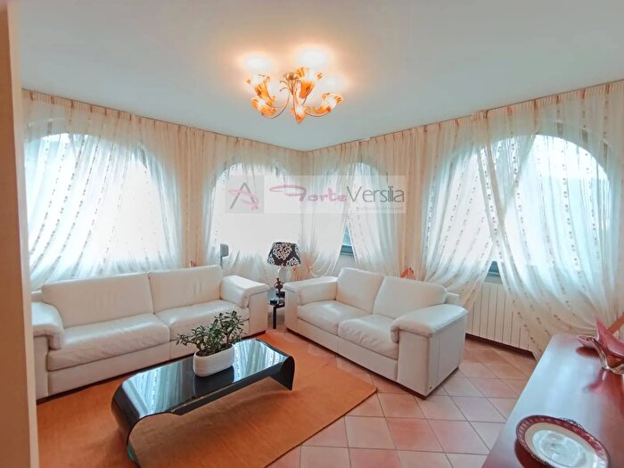 Casa con 13 locali in vendita in Via Pero, Montignoso