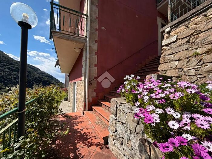 Appartamento con 5 locali in vendita in Località Casali Lungo Statale, Castiglione Chiavarese