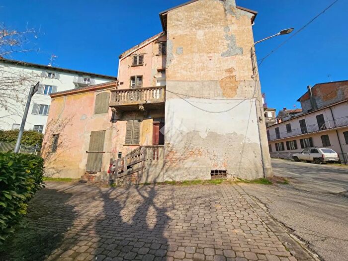 Casa con 6 locali in vendita in Via Acqui, Mombaruzzo